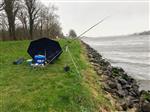 Door storm en wind het Noordzeekanaal in